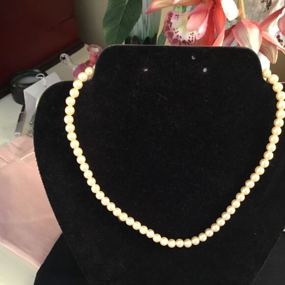 Cream Colored Faux Pearl Necklace - Picture 5 of 6